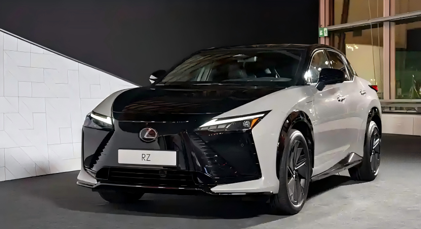„Lexus“ atskleidžia oficialius naujojo RZ vaizdus, ​​kuriuose yra pertvarkytas vairas ir valdoma sistema