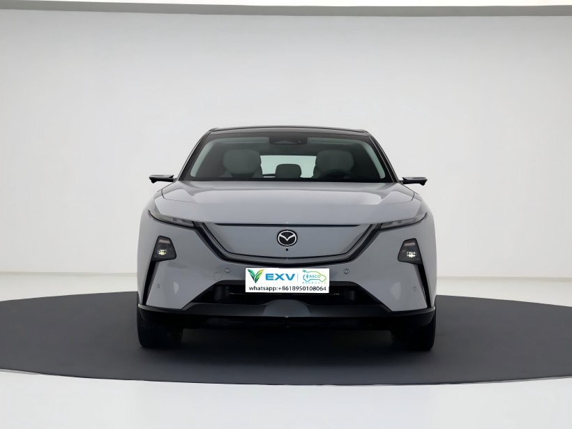 Tikimasi, kad „Mazda EZ“ - 60 -ieji pasieks rinką iki rugpjūčio pabaigos. Jis siūlo ir gryną, elektrinį, ir išplėstinį diapazono jėgos pavarą. Interjere taip pat yra dviguba ekrano sąranka.